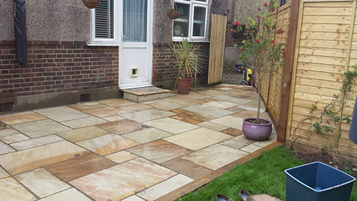 Joseph Mat Landscape fosil mint sandstone patio with sleeper edge, fencing